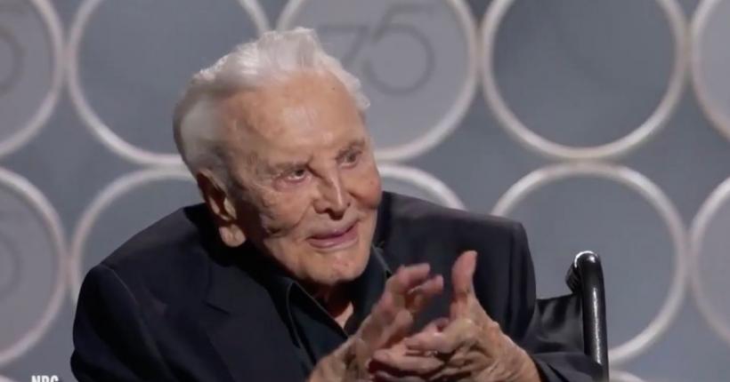 Kirk Douglas, în vârstă de 101 ani, ovaţionat şi aplaudat în picioare de spectatorii de la Golden Globes Awards