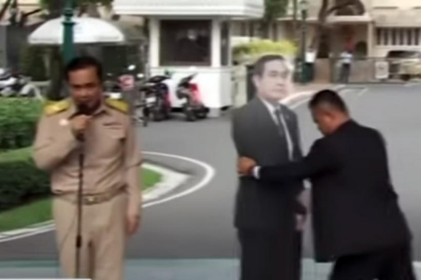 VIDEO - Premierul Thailandei a lăsat o poza de-a sa să răspundă întrebărilor jurnaliștilor