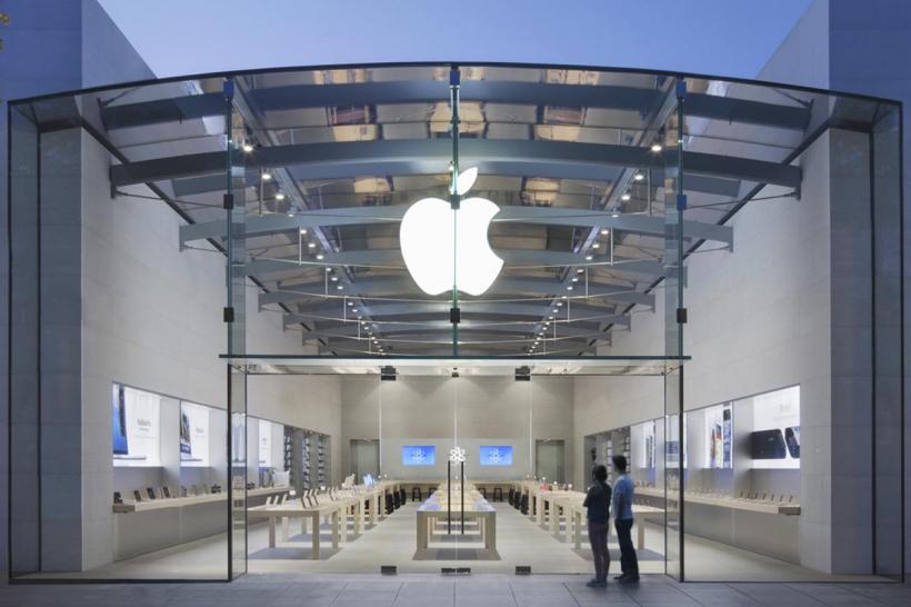 Panică într-un magazin Apple după ce o baterie a unui iPhone a luat foc