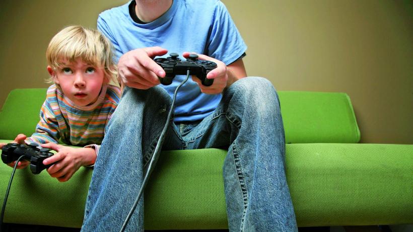 Se pregătesc mesajele de tip „Consumul  excesiv de jocuri video dăunează sănătății”