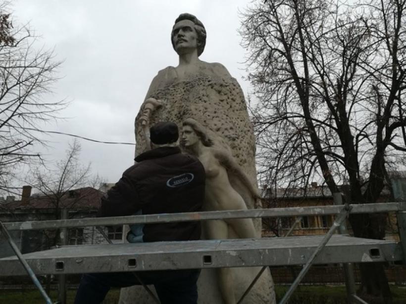 A fost vandalizată cea mai veche statuie din ţară a lui Mihai Eminescu 