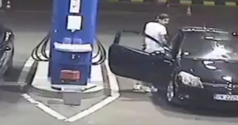 Doi bărbaţi din Arad au găsit o metodă inedită de a alimenta gratis mașina în benzinarie