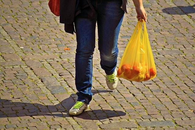 Bruxellesul vrea sa salveze bugetul UE cu o taxă pe pungile de plastic