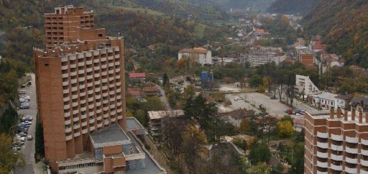 Hotelurile Dacia şi Domogled din Băile Herculane, jucate la ruleta sindicatelor  şi ruinate