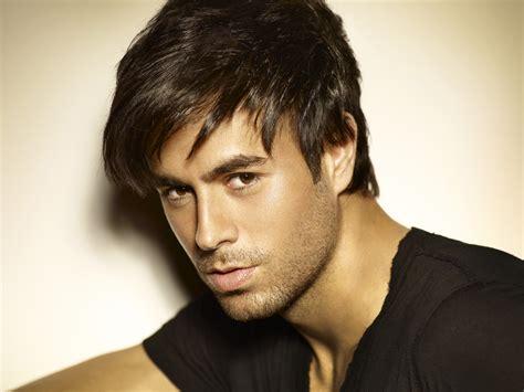 Enrique Iglesias şi-a lansat noul clip muzical, 'El Bańo', în colaborare cu Bad Bunny 