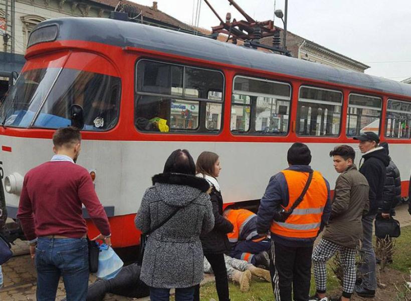 O fetiţă a scăpat miraculos cu viaţă după ce a fost călcată de tramvai