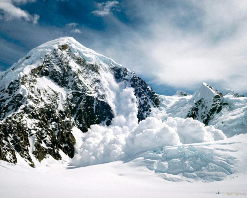 Alpinistul prins de avalanșă nu a fost găsit nici în a doua zi de căutări