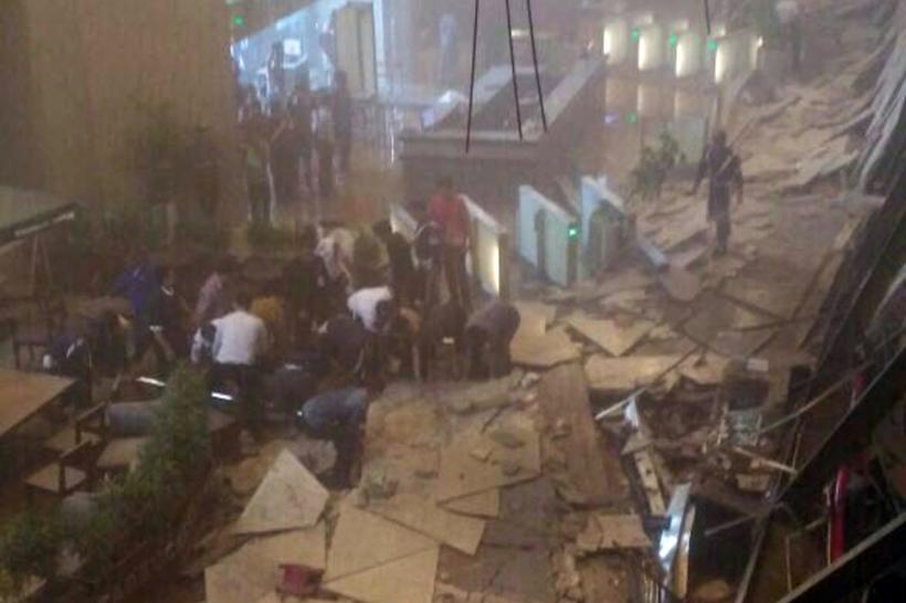 VIDEO - Imagini șocante din timpul prăbușirii unui etaj al Bursei din Jakarta