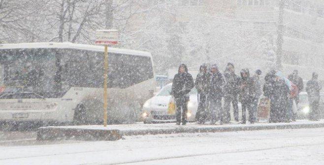 Strat nou de zăpadă şi vreme închisă în Bucureşti, în următoarele trei zile 