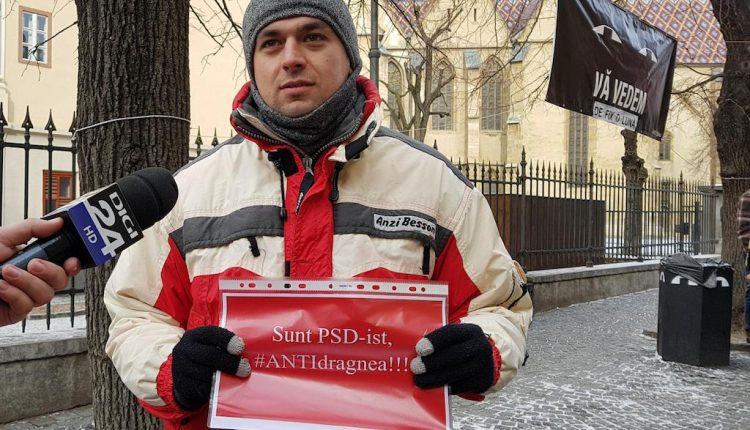 În premieră, un presupus membru PSD protestează împotriva lui Liviu Dragnea, la Sibiu
