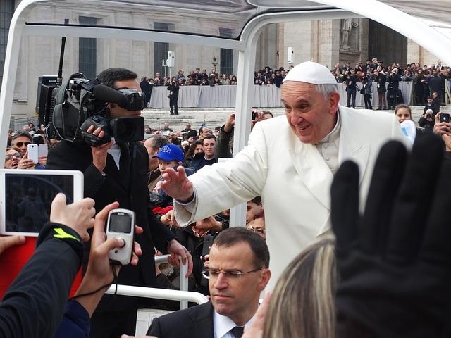Chile: Papa Francisc, lovit uşor cu o şapcă 