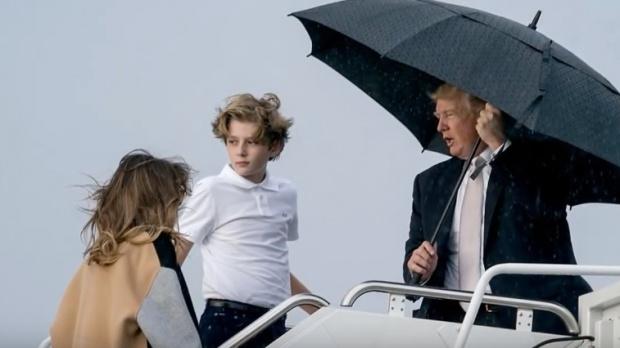 Donald Trump, sub umbrela, soția și fiul în ploaie VIDEO