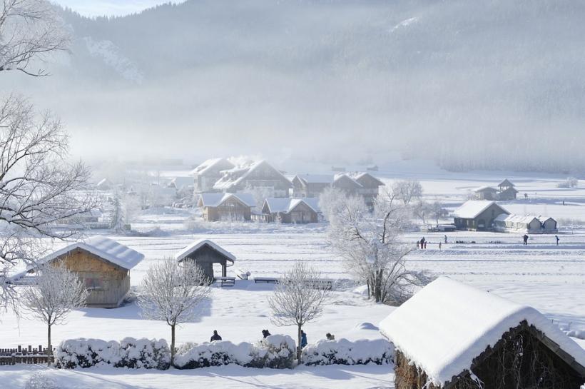 Mii de locuințe din Alba, fără energie electrică, din cauza căserilor masive de zăpadă