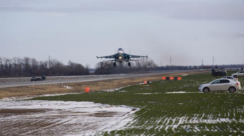 Rusia: Trei avioane de lupta aterizeaza pe o sosea  FOTO