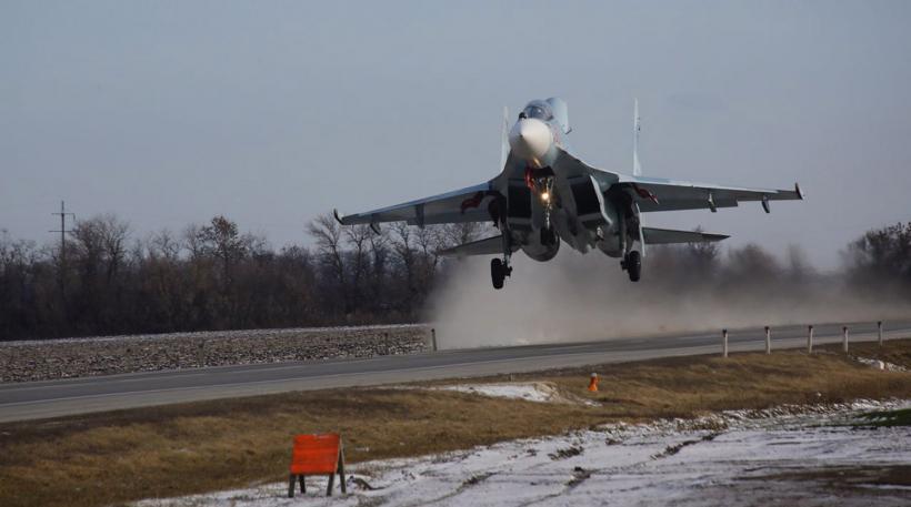 Rusia: Trei avioane de lupta aterizeaza pe o sosea  FOTO 18601693