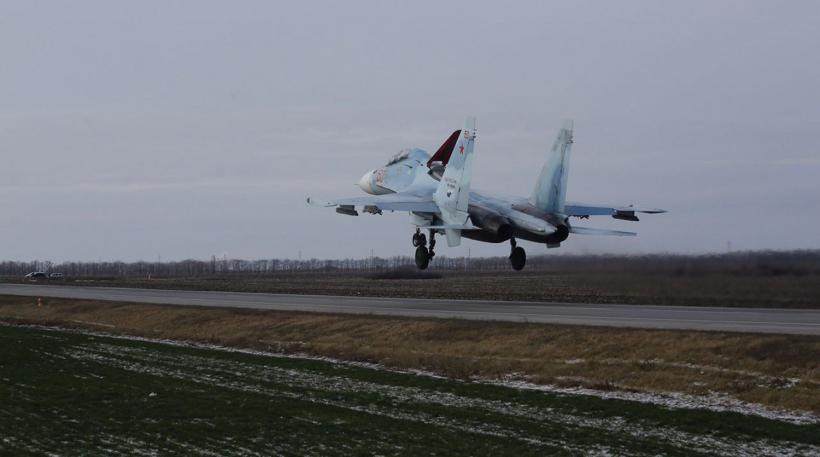 Rusia: Trei avioane de lupta aterizeaza pe o sosea  FOTO 18601696