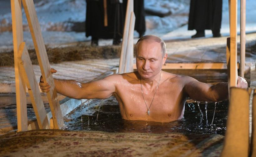 GALERIE FOTO - De Bobotează, Putin a făcut baie în apa îngheţată a lacului Seliger