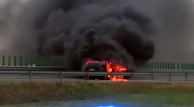 Inceredibi! Doi oameni au scăpat teferi, după ce maşina în care se aflau a luat foc pe autostradă 