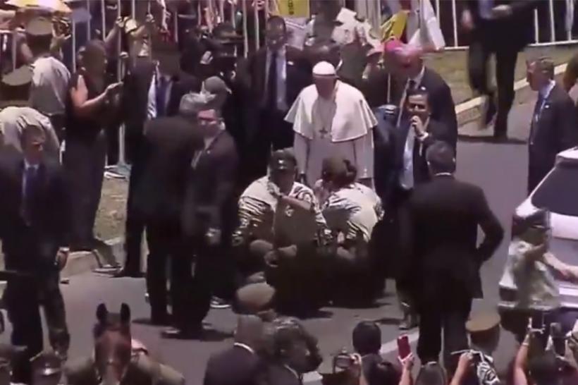 VIDEO - Papa Francisc a coborât din papamobil pentru a ajuta o poliţistă căzută de pe cal