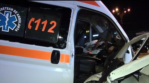 Accident GRAV în București. O ambulanță cu semnalele acustice și luminoase în funcțiune a fost spulberată