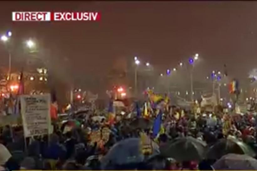 UPDATE - Câteva mii de protestatari au blocat Piața Universității