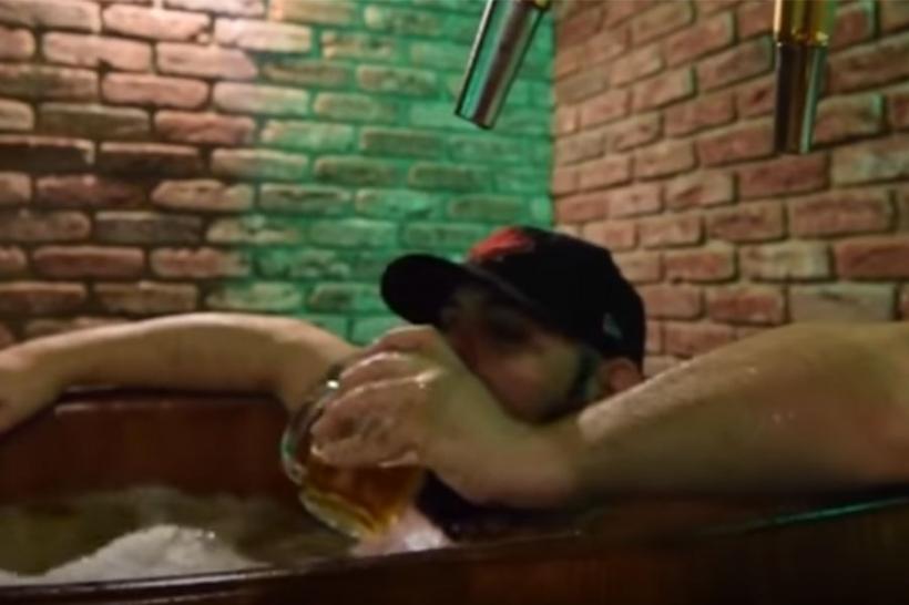 VIDEO - Cehii oferă turiștilor băi în jacuzzi cu bere