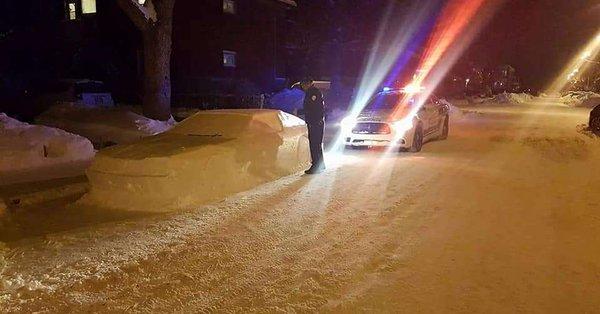 Canada: O maşină sculptată în zăpadă i-a indus în eroare pe poliţişti