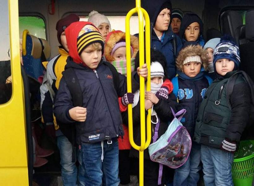Caz şocant la Tulcea! Copii sunt transportaţi ca sacii de cartofi în microbuzul şcolar 