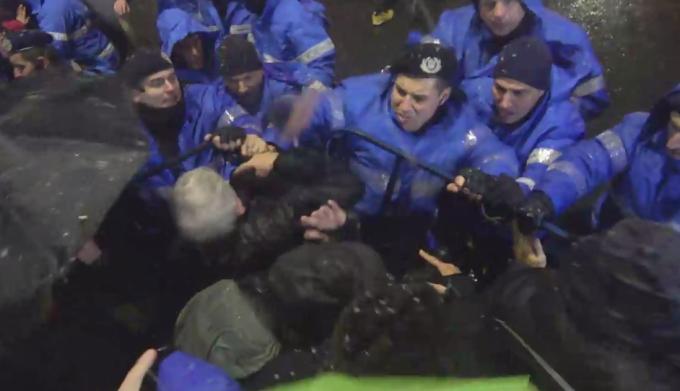 Jandarmul care a lovit mai mulți oameni în timpul protestului, cercetat pentru purtare abuzivă