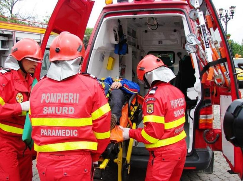 Şoferul unui TIR a reuşit miraculos să iasă singur din apă, după ce a căzut de pe un pod, în Sibiu