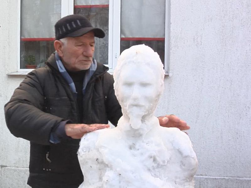 Un pensionar a sculptat bustul lui Alexandru Ioan Cuza în zăpadă