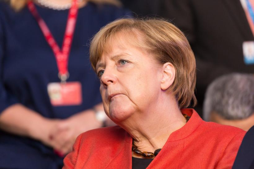 Angela Merkel critică la Davos 'egoismele naţionale' şi cere o Uniune Europeană mai integrată şi mai activă