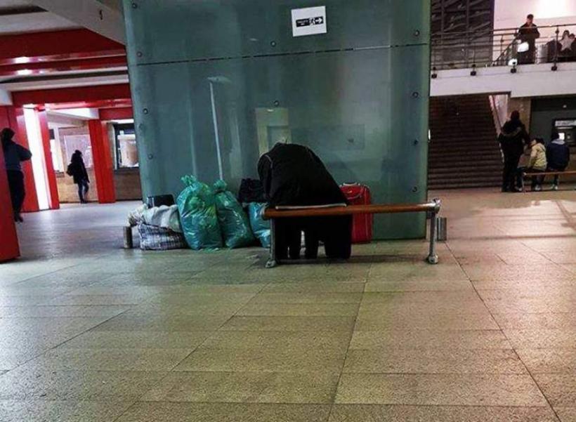 Monstruos! O bătrână a fost lăsată de familie în gara din Craiova