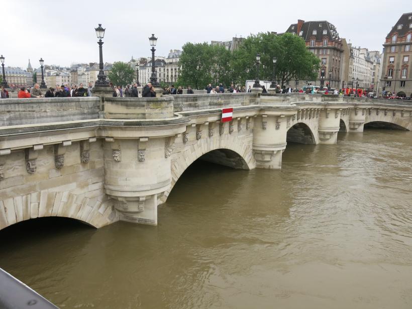Risc crescut de inundații în Paris. Nivelul râului Sena continuă să crească