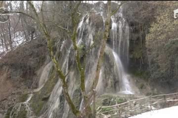 Imagini terifiante! Cascada Clocota, una dintre cele mai impresionante din România, a ajuns o groapă de gunoi