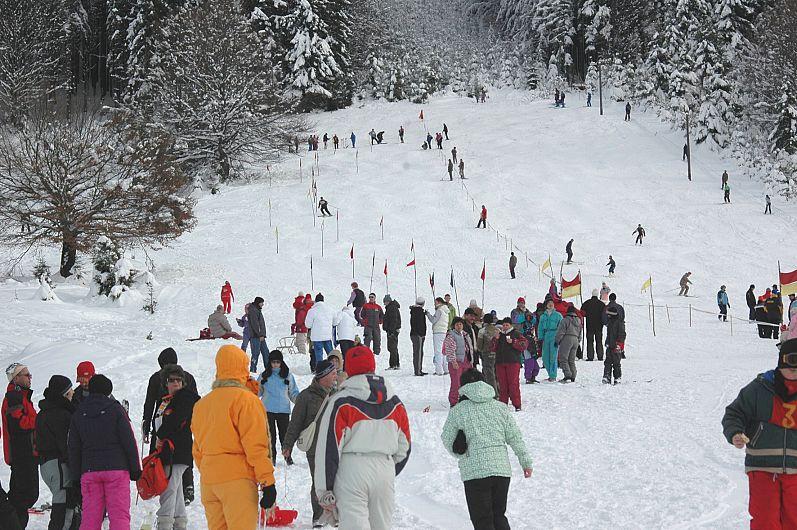 În Braşov urmează două zile de concursuri şi sporturi de iarnă, în cadrul 'Serbărilor Zăpezii' de la Râşnov