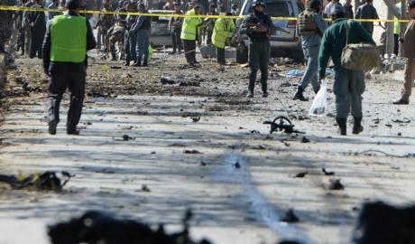 Peste 95 de persoane și-au pierdut viața după ce o ambulanţă a explodat în zona ambasadelor din Kabul