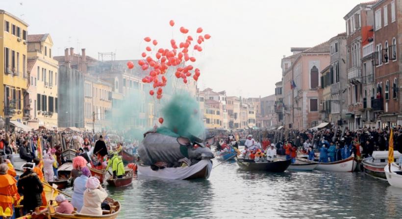 Carnavalul de la Veneţia debutează cu un spectacol muzical acvatic