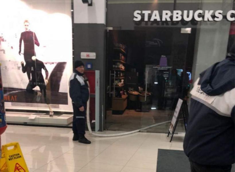 Clipe de coșmar la mall din Ploiești după ce un incendiu a izbucnit la cafeneaua Starbucks 