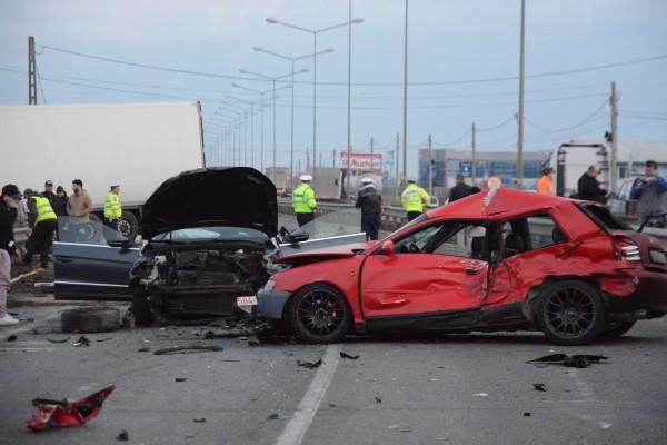 Şase maşini au fost avariate într-un carambol provocat de o şoferiţă care nu a acordat prioritate