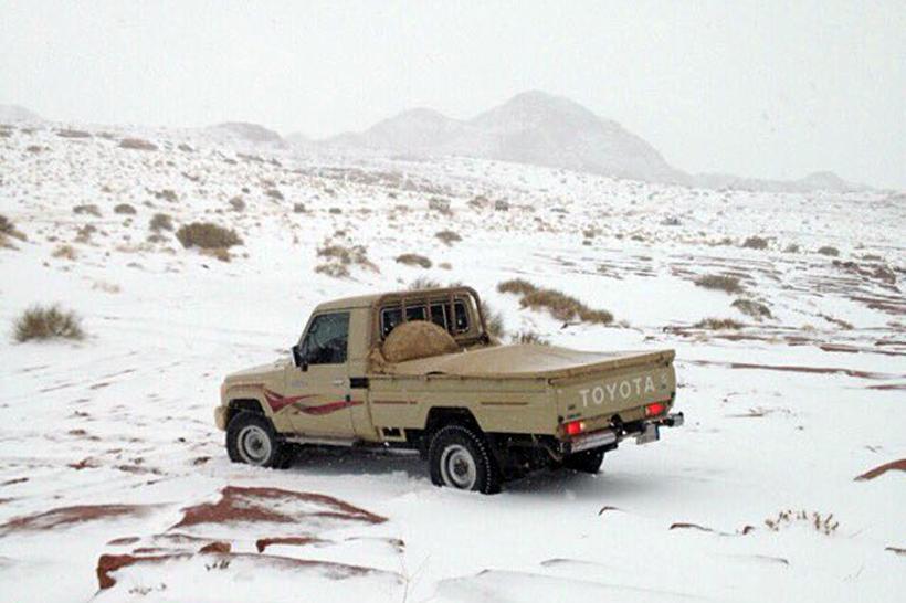 VIDEO - Saudiții între șoc și amuzament după ce deșertul s-a acoperit cu zăpadă