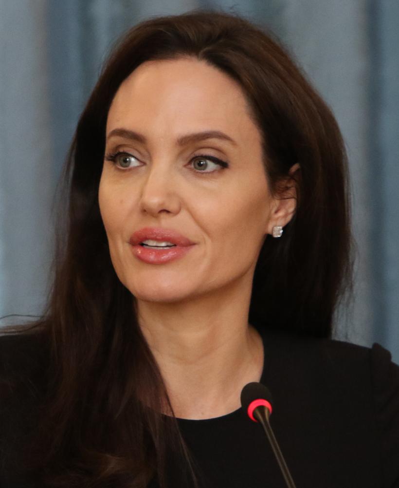 Angelina Jolie va colabora cu NATO pentru a lupta împotriva violenţelor sexuale