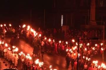 Câteva sute de bărbaţi din Scoţia înarmaţi cu torţe au participat la Festivalul vikingilor 