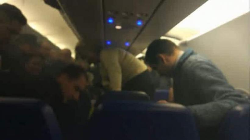 Incendiu într-un avion plin cu pasageri, după ce un încărcător portabil de telefon a explodat