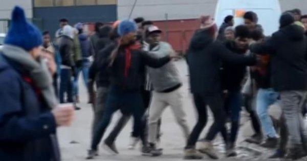 VIDEO - Bătaie generalizată între migranții aciuați la Calais