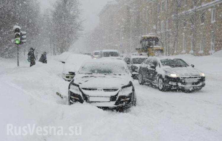 VIDEO - Moscova, paralizată de o furtună de zăpadă istorică