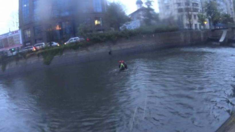 Gest disperat în Capitală! Un bărbat s-a aruncat în râul Dâmboviţa, în zona podului Timpuri Noi