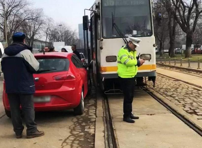 Scandalos! Şase tramvaie au fost blocate în Capitală timp de 2 ore după ce o şoferiţă şi-a parcat maşina în apropierea şinelor