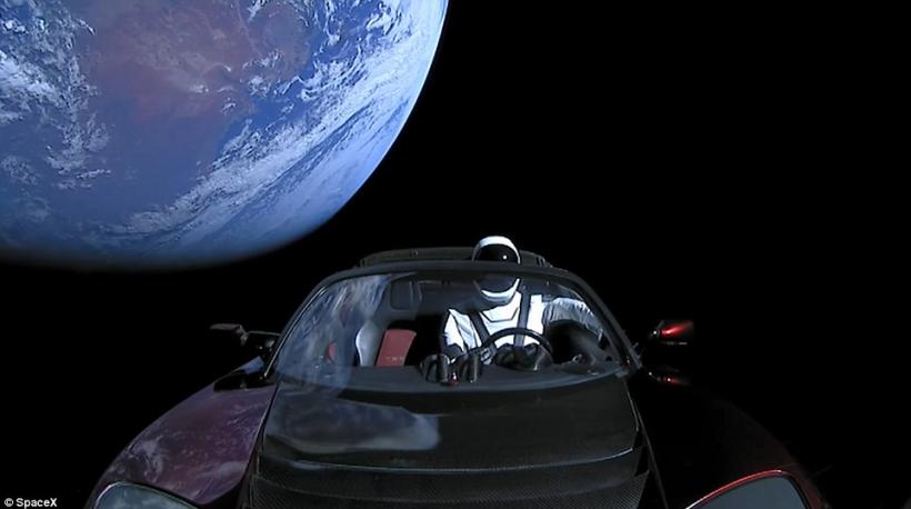 După lansarea Falcon Heavy, rasa umană se poate lăuda acum cu o nouă ”premieră”: Aruncă gunoaie și în spațiu