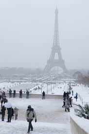 Turnul Eiffel a fost închis din cauza ninsorii
